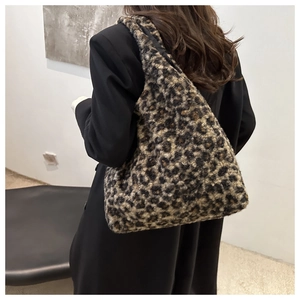 Détail du sac hobo en fausse fourrure léopard montrant sa grande capacité et sa douceur