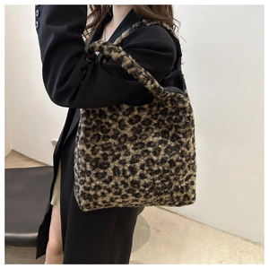 Détail du sac cabas en peluche à motif léopard porté avec un blazer élégant