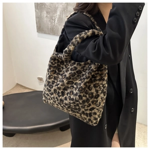 Détail de la texture en peluche à motif léopard d'un grand sac cabas automne hiver