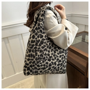 Détail de la texture pelucheuse à motif léopard sur un grand sac cabas automne-hiver