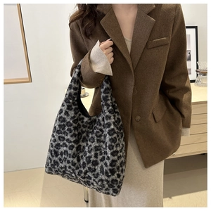 Gros plan sur le sac cabas en peluche léopard montrant la texture en fausse fourrure