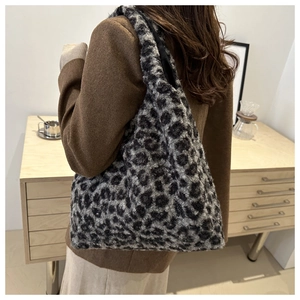 Gros plan du sac fourre-tout en peluche léopard montrant la texture douce