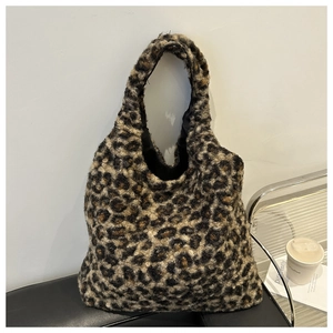 Sac fourre-tout chic en peluche imprimé léopard pour femme avec style hobo spacieux sur banc