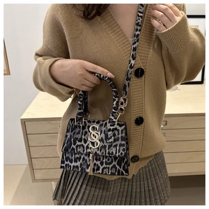 Fashionable leopard print handbag with golden SS logo and fringe charm for women