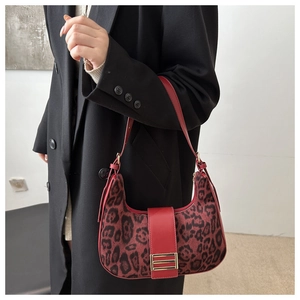 Détail du sac demi-lune imprimé léopard rouge avec bandoulière et fermoir doré