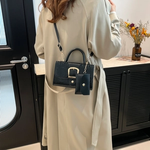Sac bandoulière élégant noir à motif crocodile avec boucle dorée et mini pochette