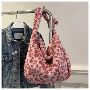 Détail du sac hobo en fausse fourrure léopard avec bandoulière et grande capacité
