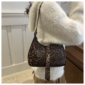 Sac à bandoulière léopard élégant avec boucle dorée et design incurvé vintage