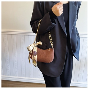 Borsa a mezzaluna in finta pelle scamosciata marrone con catena dorata e foulard