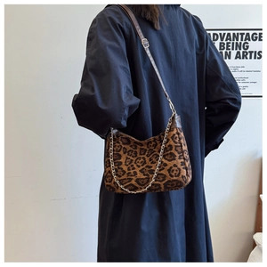 Détail du sac à bandoulière rétro léopard avec chaîne dorée et lanière en cuir