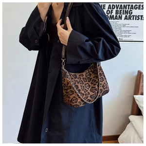 Sac à bandoulière vintage léopard avec chaîne argentée et sangle en cuir marron pour femme