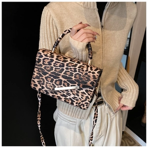 Détail du sac à main léopard avec ferrures dorées et bandoulière amovible