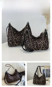 Détail des sacs cabas léopard en deux tailles avec finitions cuir noir et chaînes dorées