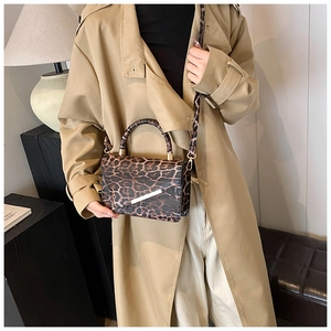 Sac bandoulière chic à motif léopard avec bordure dorée et poignée supérieure élégante