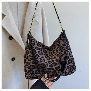 Vue détaillée du sac hobo léopard avec chaîne dorée et bandoulière en cuir