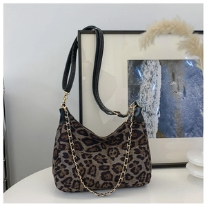 Détail du sac léopard avec bandoulière chaîne dorée et poignée en cuir élégante
