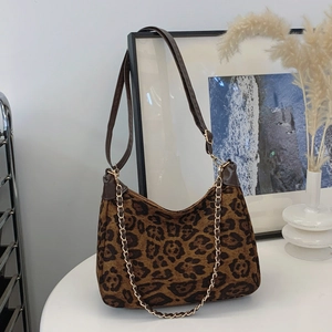 Vue détaillée du sac croissant à motif léopard avec bandoulière chaîne dorée