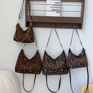 Sacs hobo à imprimé léopard en deux tailles et couleurs avec chaînes métalliques