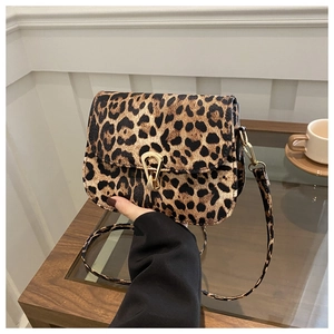 Détail du sac bandoulière léopard avec fermoir métallique doré en U et sangle fine