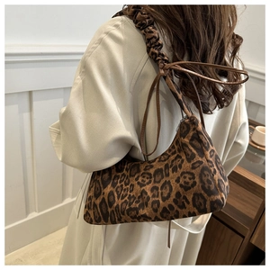 Détail du sac léopard en fausse fourrure avec bandoulière plissée et petits nœuds