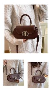 Dettaglio di una borsa marrone vintage con fibbia dorata e tracolla regolabile