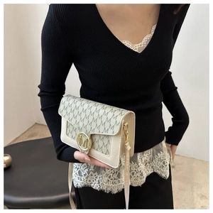Borsa a tracolla retrò monogramma crema con fibbia dorata M per donne alla moda