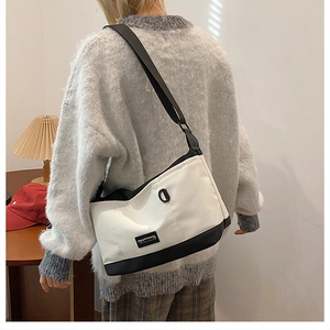 Vista dettagliata posteriore di una borsa a tracolla in tela bianca e nera minimalista