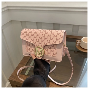 Dettaglio della borsa rosa in pelle PU con motivo M e fibbia in metallo dorato