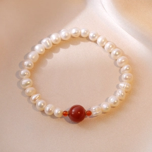 Bracelet élégant en perles d'eau douce naturelles avec perle d'agate rouge