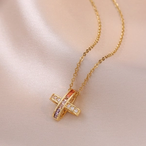 Collier croix plaqué or avec cristaux colorés et zircons sur tissu en soie élégant
