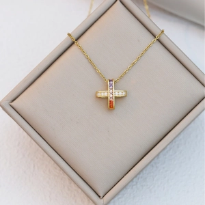 Collier croix plaqué or avec cristaux de zircon colorés présentés dans un écrin à bijoux
