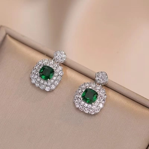 Luxe geometrische smaragdgroene oorbellen met fonkelende witte zirkonia accenten