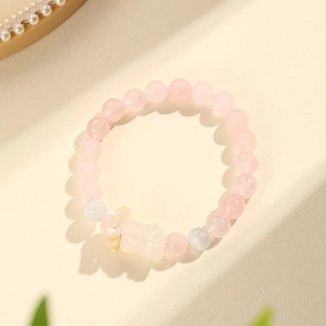Rosa Rosenquarz Perlenarmband mit niedlichem Bärenanhänger und kleiner weißer Blumenverzierung