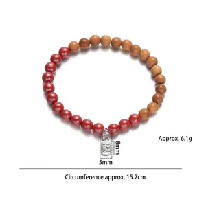 Vue macro du bracelet en argent S925 avec perles de cinabre 8mm et bois de santal