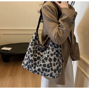 Dettaglio borsa a spalla in ecopelliccia leopardata indossata con outfit autunnale