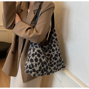 Dettaglio della trama leopardata in ecopelliccia di questa grande borsa hobo da donna
