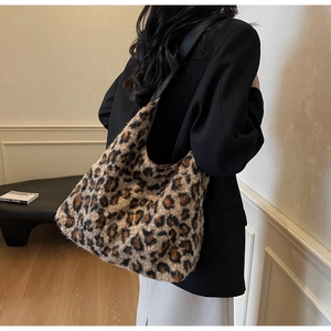 Dettaglio borsa hobo leopardata in ecopelliccia con tracolla in pelle nera di moda