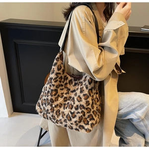Vista dettagliata della borsa tote leopardata in peluche con elegante tracolla in pelle