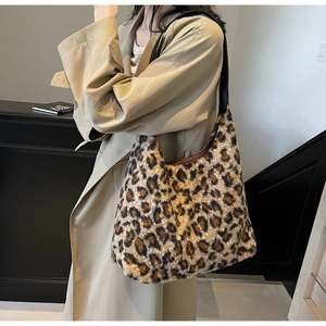 Dettaglio della borsa leopardata in peluche con trama in morbida ecopelliccia e tracolla