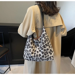 Borsa a spalla in peluche leopardata bianca e nera con ampia tracolla nera da donna