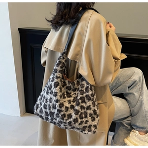 Dettaglio della trama in ecopelliccia leopardata su una grande borsa a spalla hobo
