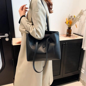 Sac cabas noir minimaliste en cuir à grande capacité avec poche avant pour le bureau