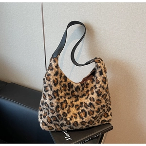 Dettaglio borsa a spalla in ecopelliccia leopardata con tracolla in pelle nera chic