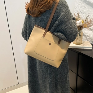 Sac fourre-tout beige chic avec anses brunes et poche externe pour le quotidien
