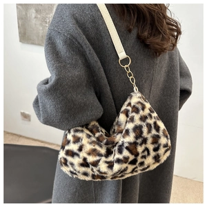 Détail du sac cabas en fausse fourrure léopard avec chaîne dorée et bandoulière cuir