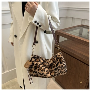 Détail du sac léopard en fausse fourrure avec chaîne dorée et breloque petit ours