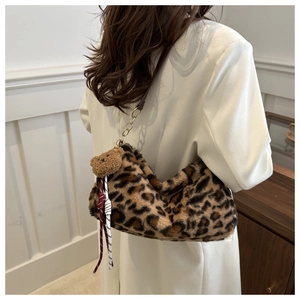 Détail du sac cabas en peluche léopard avec pendentif ours et breloque tissée