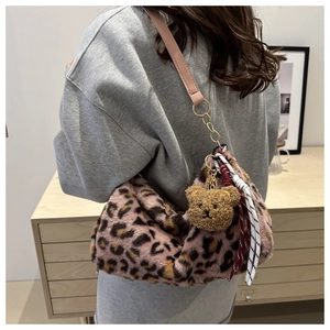Détail du cabas en peluche léopard rose avec son charm ours et sa boucle dorée chic