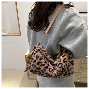 Sac fourre-tout en peluche léopard rose avec bandoulière et pompon sur modèle