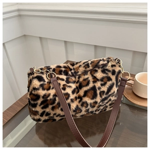 Détail du sac cabas en peluche léopard avec fermeture éclair dorée et sangle marron
